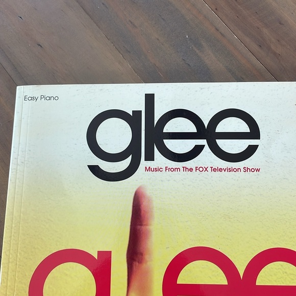 🌷5/$20🌷 “glee” Easy Piano Music Book - Picture 3 of 5